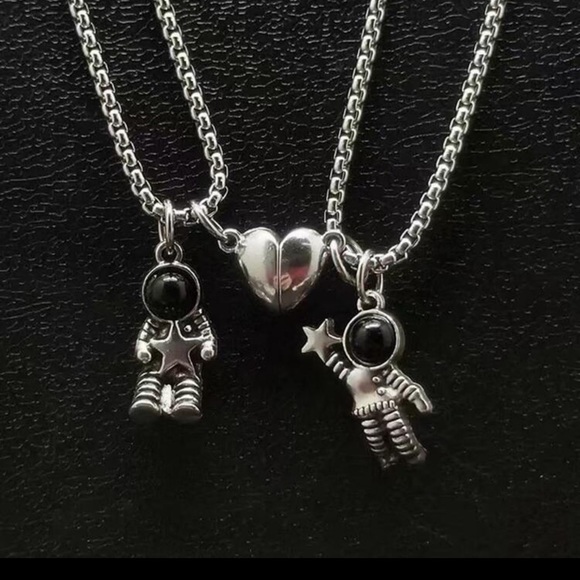 ONE LOVE SPACEMAN COUPLE NECKLACE WITH MAGNETIC PENDANTS - Picture 2 of 8